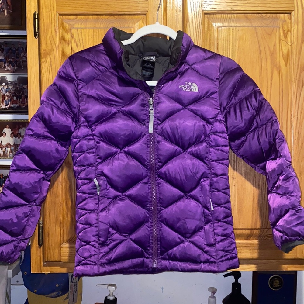 North Face Girls Vibrant Purple puffy jacket. Excellent condition!  Size 10/12